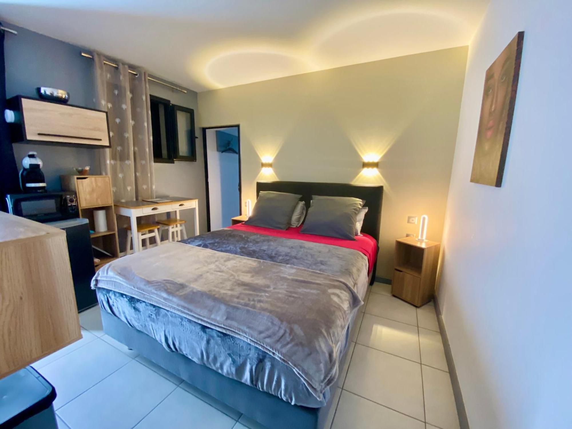 Hostal 170 Room 15 Service Appartement เลอ ตอมปง ภายนอก รูปภาพ